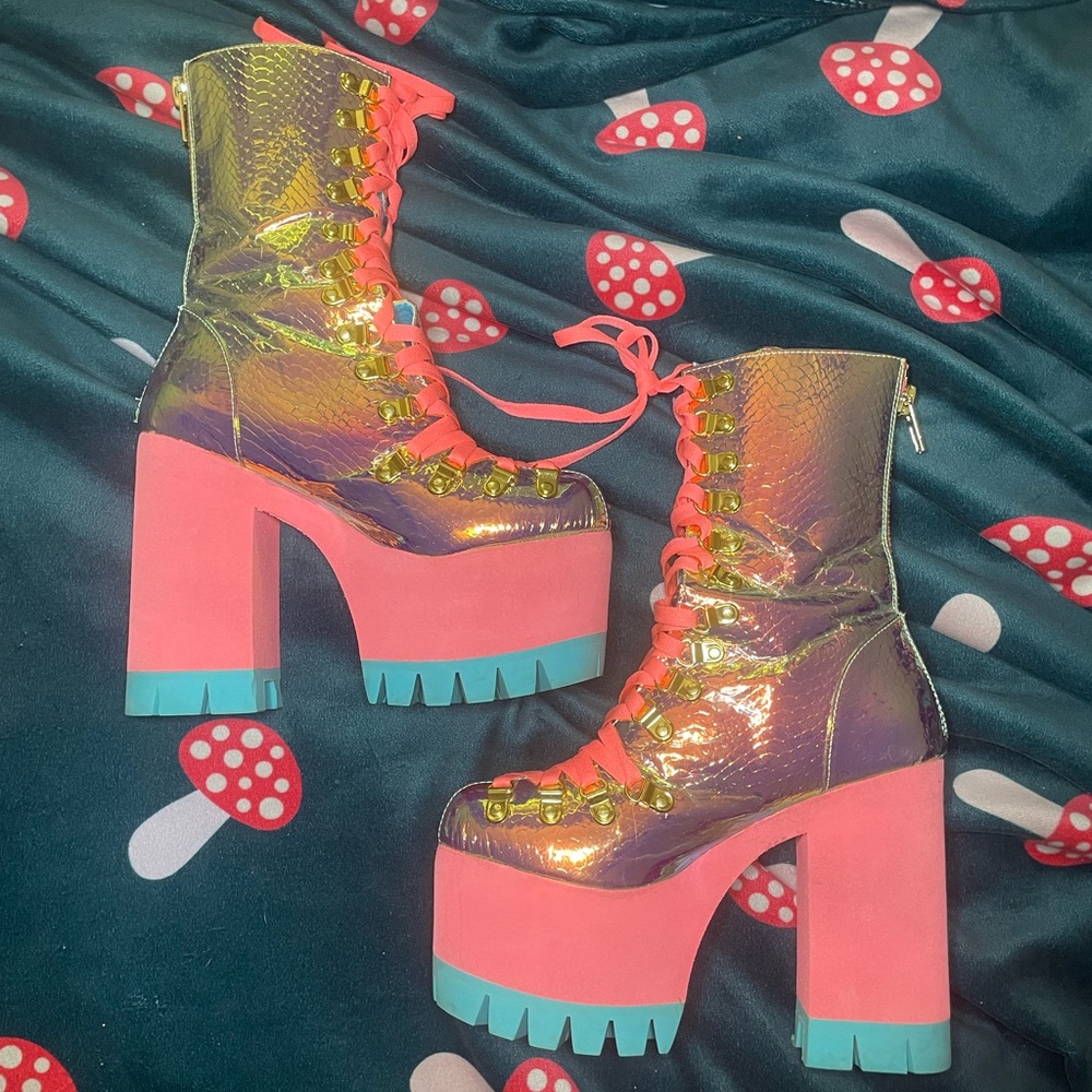 Poisonous Vixen Snake Platform Boots - Picture 2 of 5